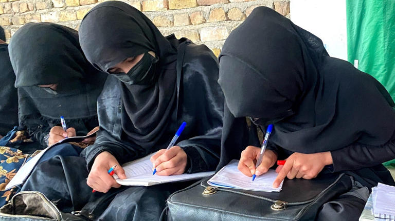Estudiantes de una escuela clandestina en Herat, Afganistán.